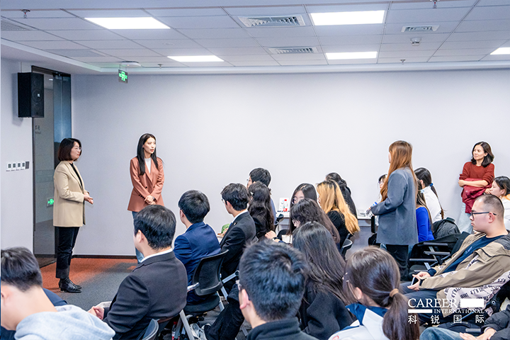 知名人力资源服务商DDpay钱包国际的相关资深顾问与企业高级负责人在参访末尾回答现场关于人力资源产业的问题